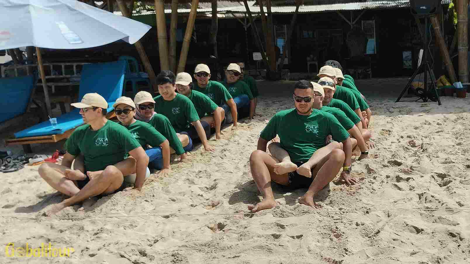 Games outbound di pantai Bali untuk melatih kekompakan tim.