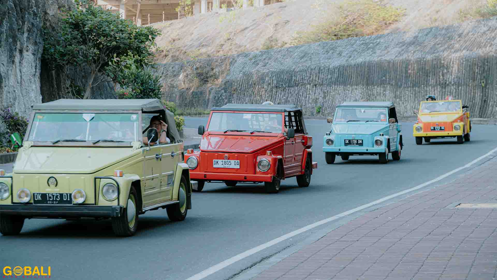 Aktivitas team building di tepi pantai Pandawa