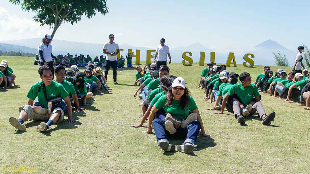 Games Dragon Race melatih kerjasama tim dalam outbound Bali.