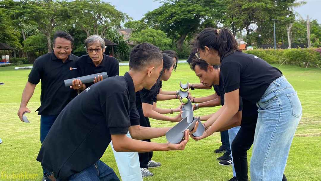 Aktivitas outbound dan team building Bali untuk meningkatkan kekompakan tim.