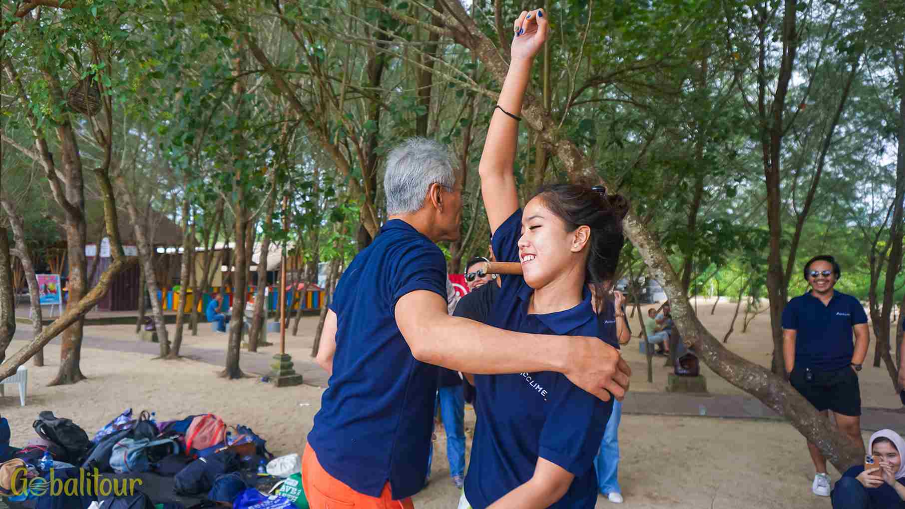 Kegiatan team building Bali dengan berbagai permainan outbound seru.