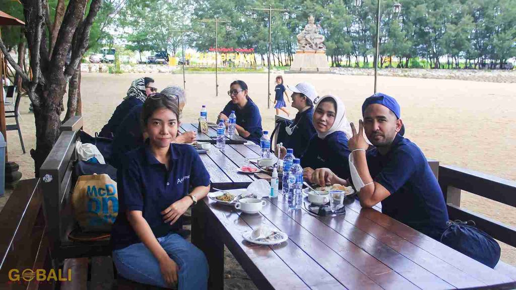 Makan Siang di Muntig Siokan bali