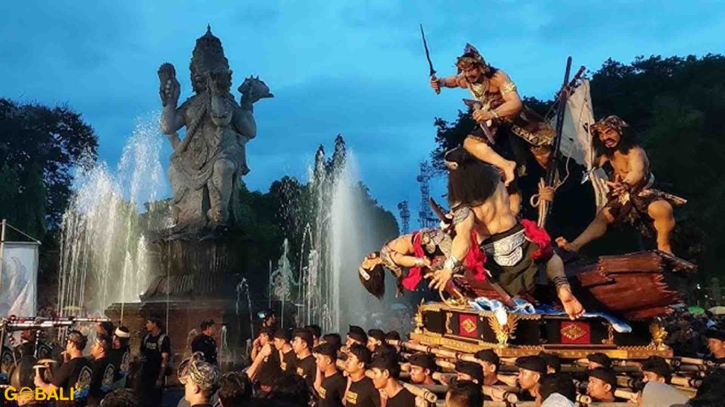 Patung ogoh-ogoh raksasa diarak saat festival sehari sebelum Nyepi