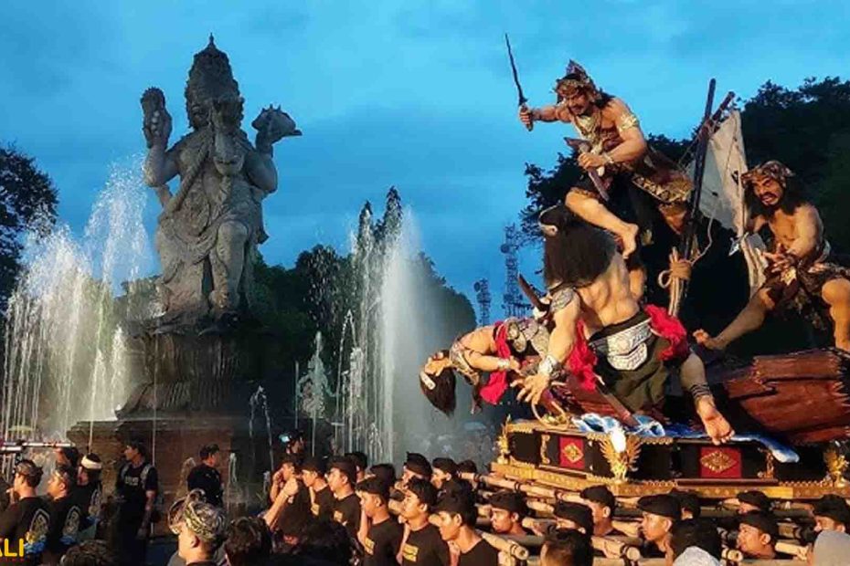 Patung ogoh-ogoh raksasa diarak saat festival sehari sebelum Nyepi