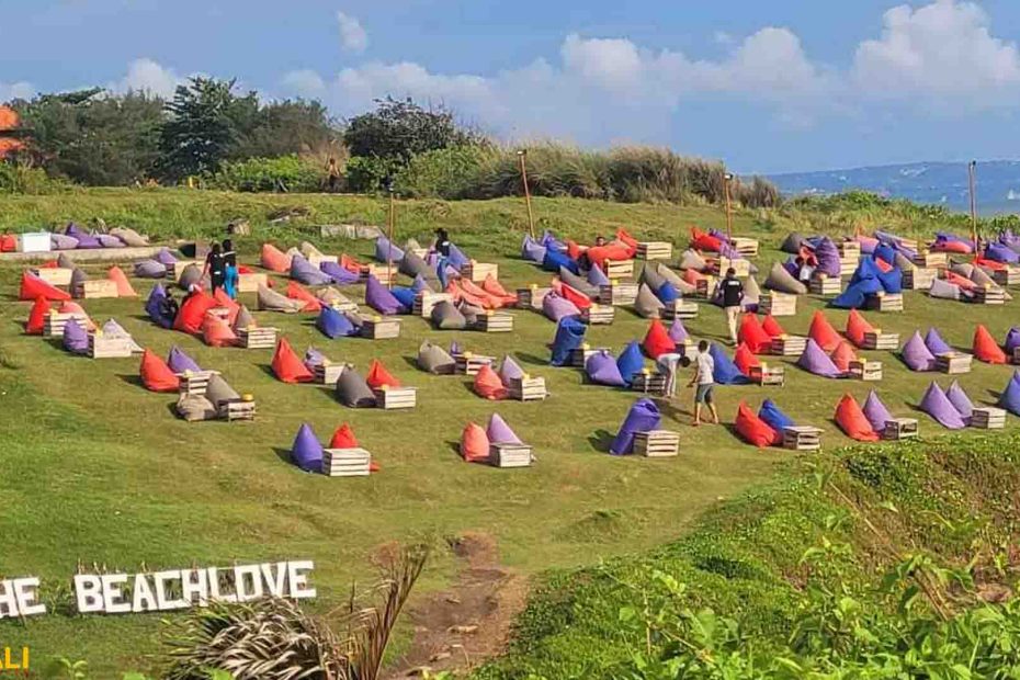 Matahari terbenam romantis di Pantai Cinta Bali