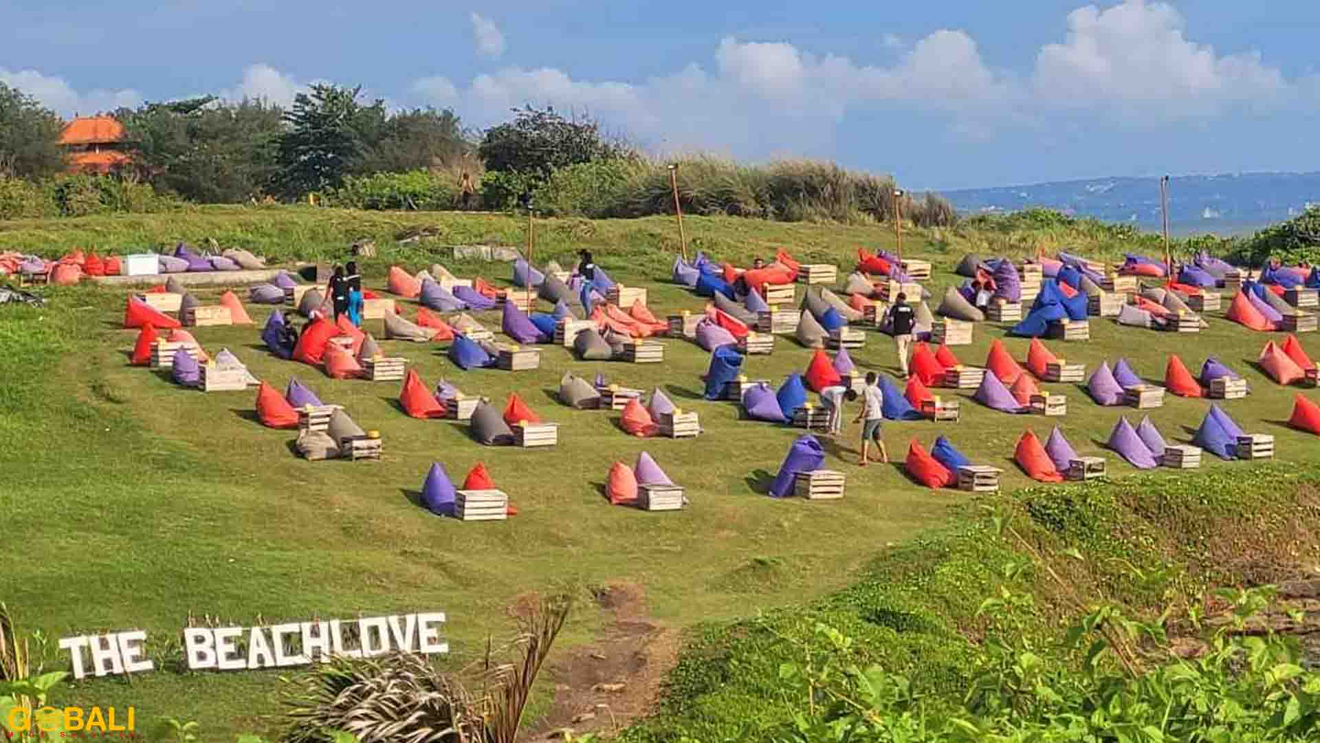 Matahari terbenam romantis di Pantai Cinta Bali