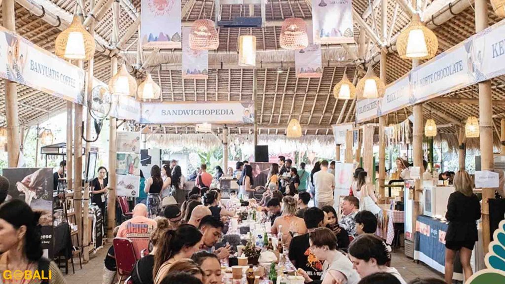 Pertunjukan tari dan musik tradisional saat Ubud Festival