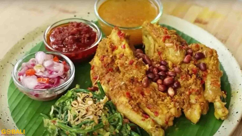 Ayam betutu hidangan khas Bali dengan bumbu rempah lengkap