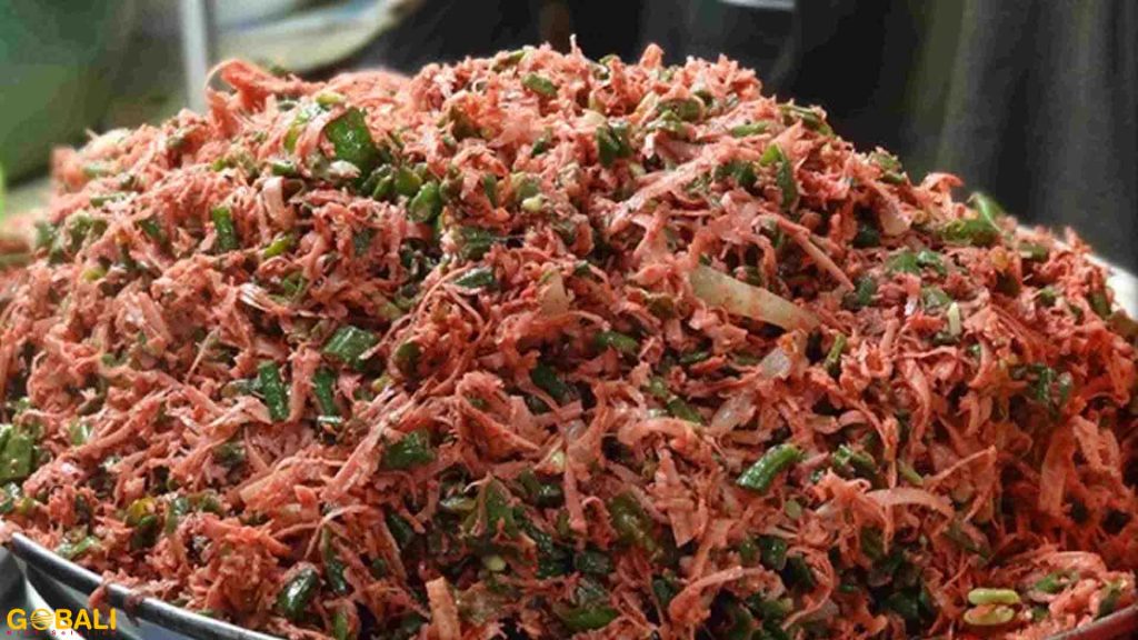 Lawar makanan tradisional khas Bali dari sayuran, kelapa, dan daging cincang