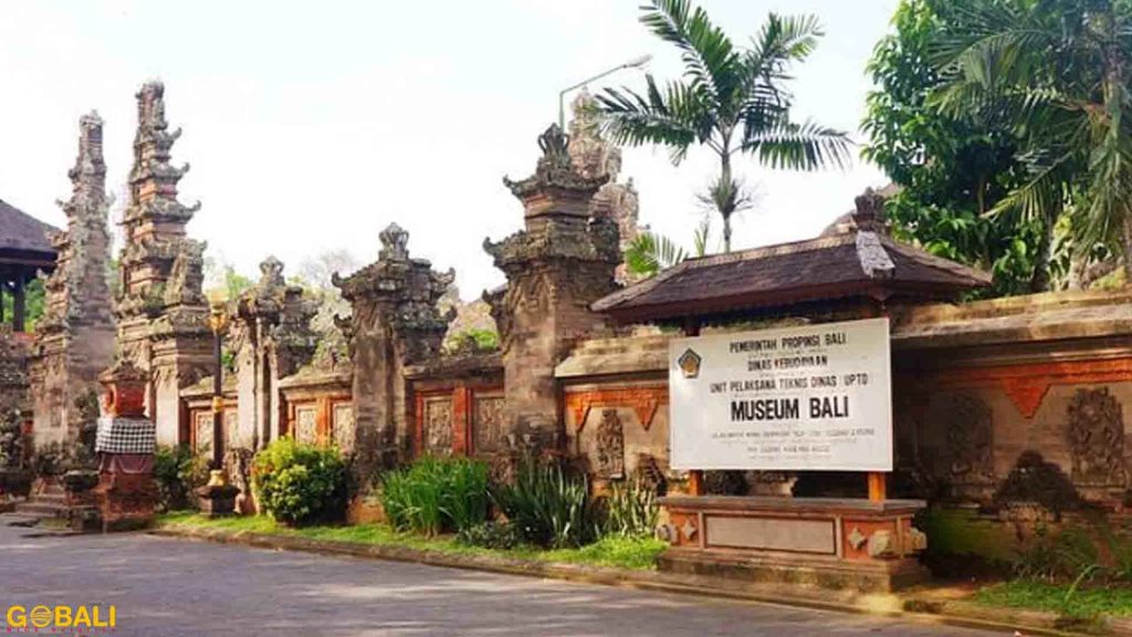 Koleksi peninggalan sejarah di Museum Bali Denpasar untuk study tour.