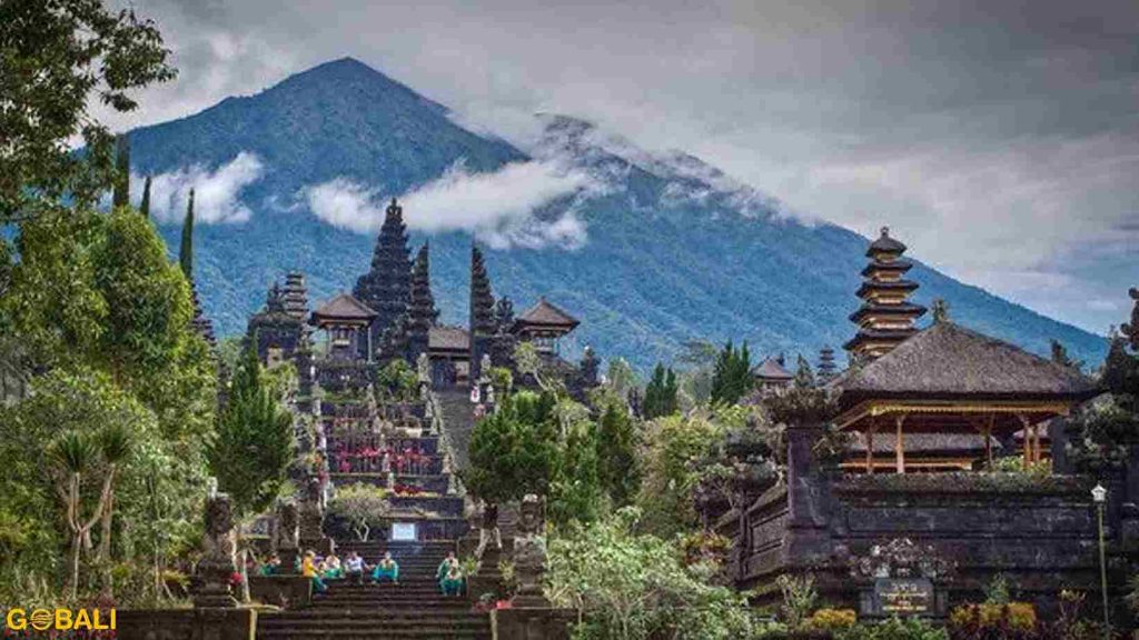Pura Besakih di lereng Gunung Agung, pura terbesar di Bali.