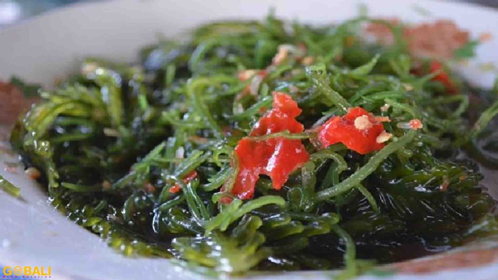Rujak bulung khas Bali dari rumput laut segar dengan bumbu pedas