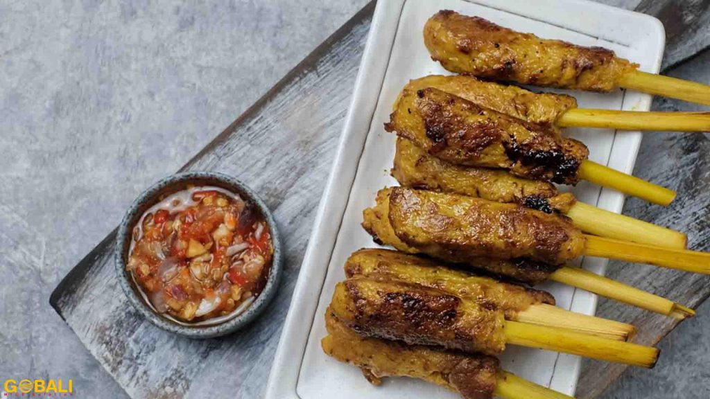 Sate lilit olahan khas Bali dari daging cincang dililit pada batang serai