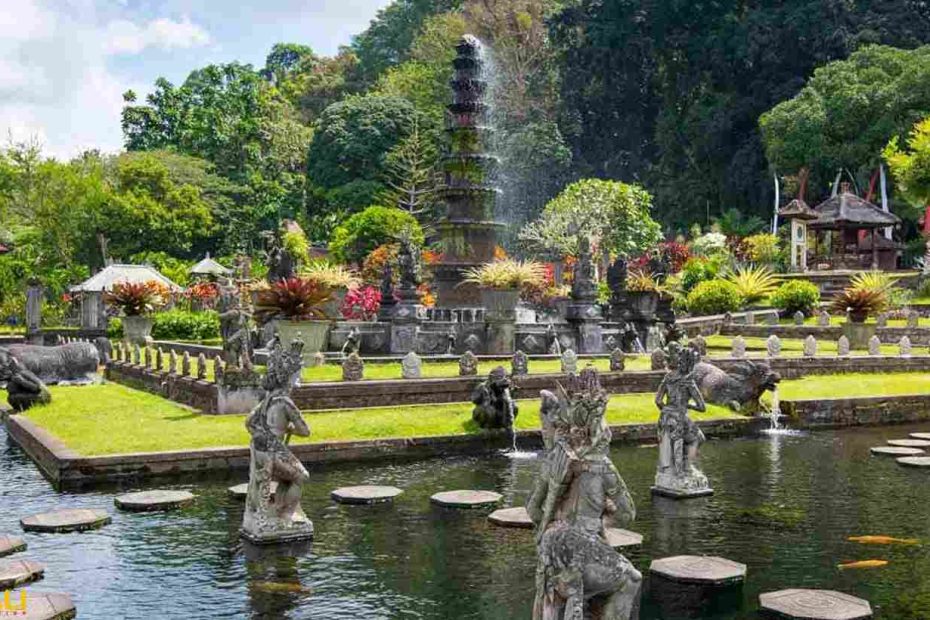 Keindahan taman air Taman Ujung dan Tirta Gangga di Karangasem.