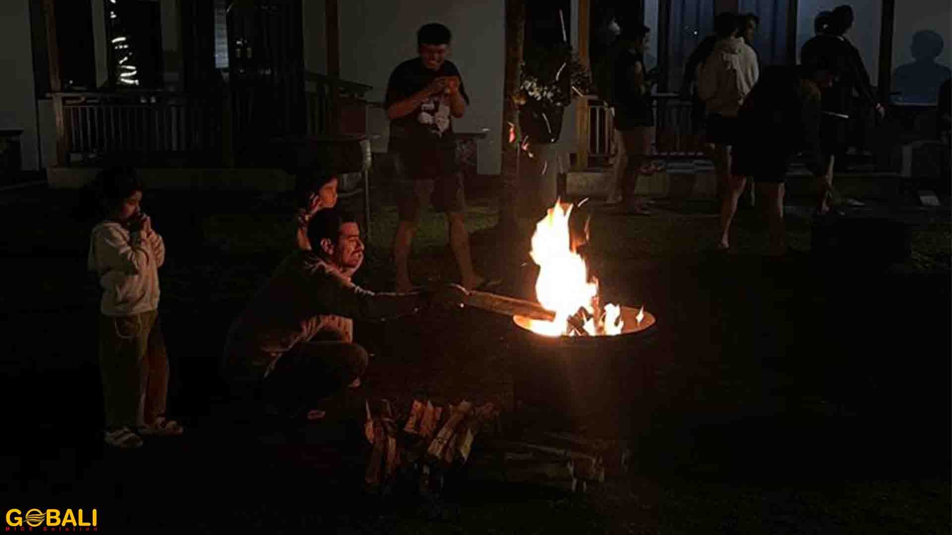 Pemandangan alam Bedugul dengan area camping dan glamping di pegunungan Bali.