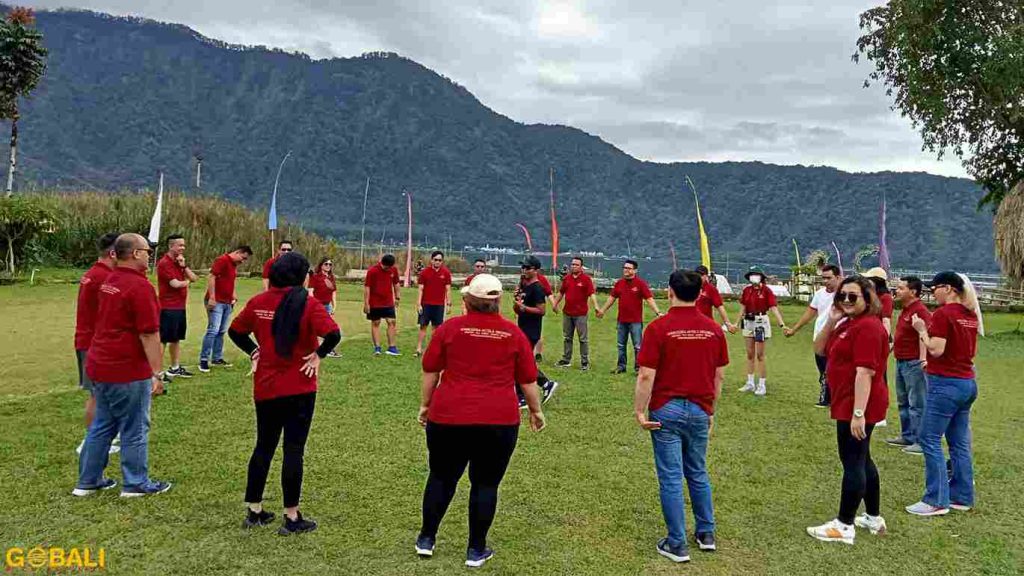 Suasana camping di Bedugul di Strawberry Camp dengan kebun stroberi dan udara sejuk pegunungan.