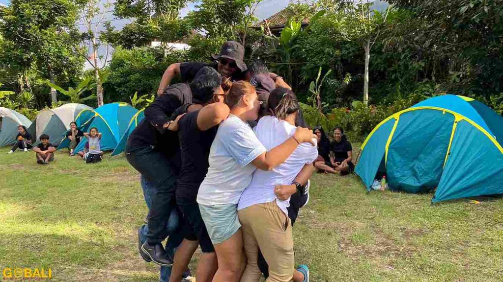 Tempat camping di Bedugul tepat di tepi Danau Buyan dengan kabut pagi dan udara segar.
