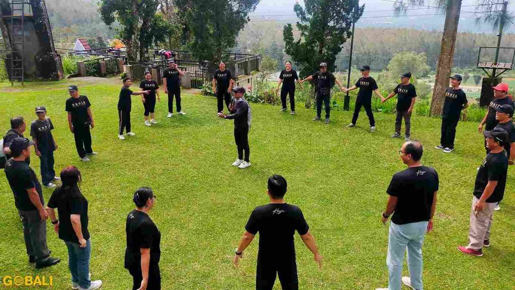 Area camping di The Sila’s Bedugul dengan pemandangan Danau Buyan dan taman bunga warna-warni.