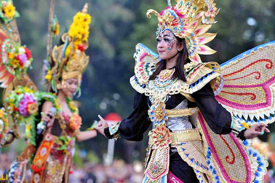 Penari Bali tampil dalam Festival Denpasar 2025 di Patung Catur Muka.
