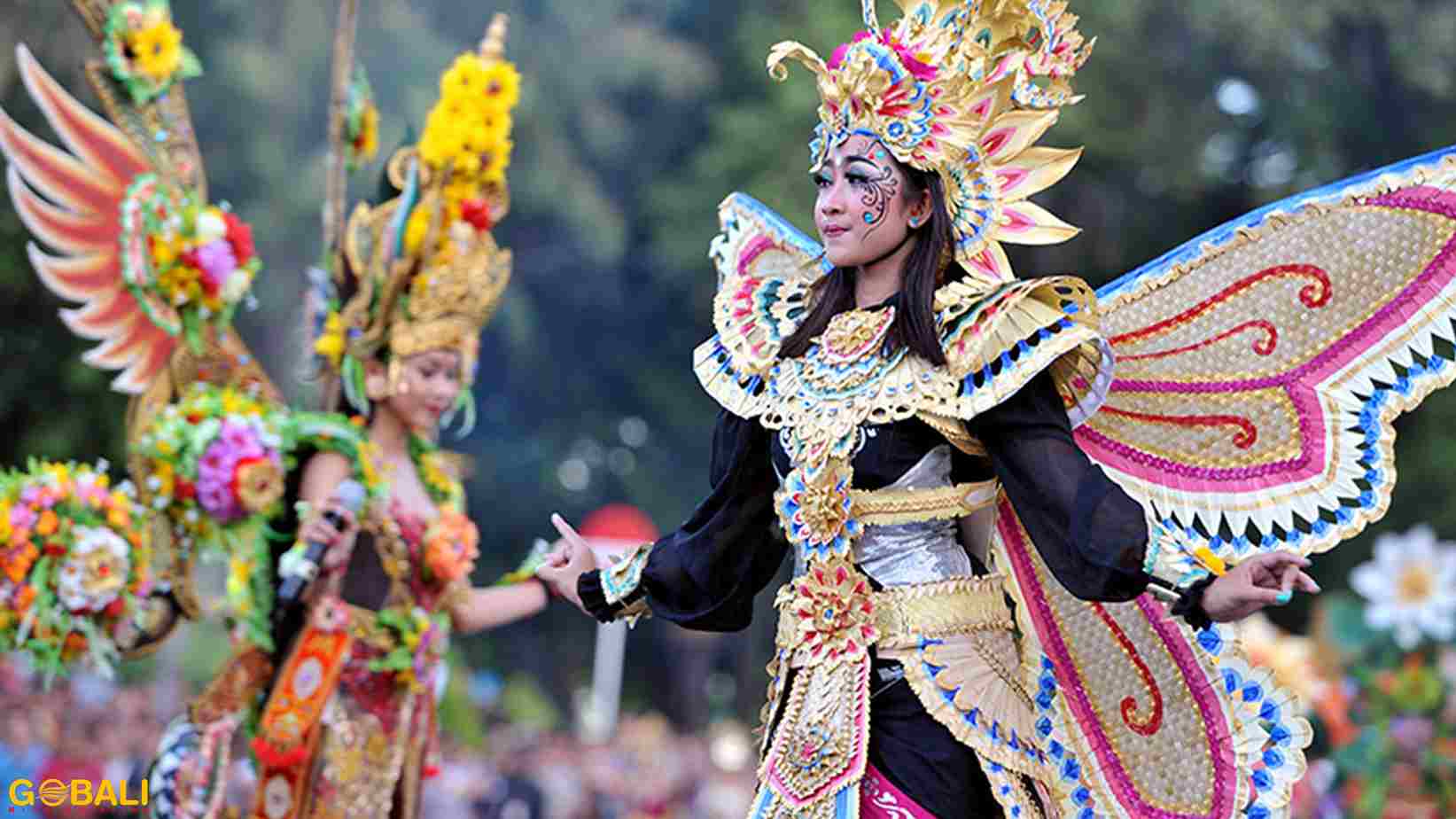 Penari Bali tampil dalam Festival Denpasar 2025 di Patung Catur Muka.