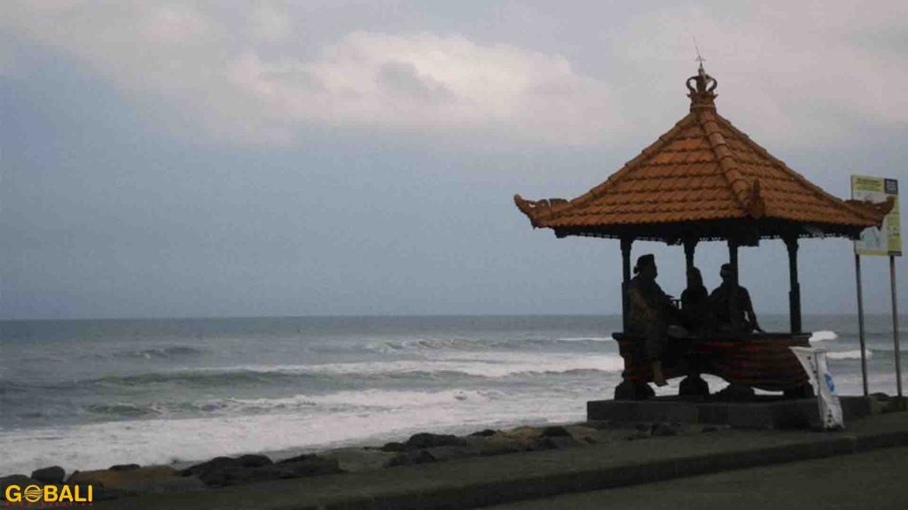 Pemandangan Pantai Pangkung Tibah di Tabanan Bali dengan pasir hitam dan suasana tenang saat matahari terbenam.