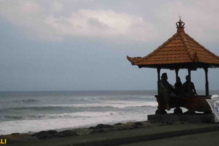 Pemandangan alami Pantai Pangkung Tibah saat matahari terbenam