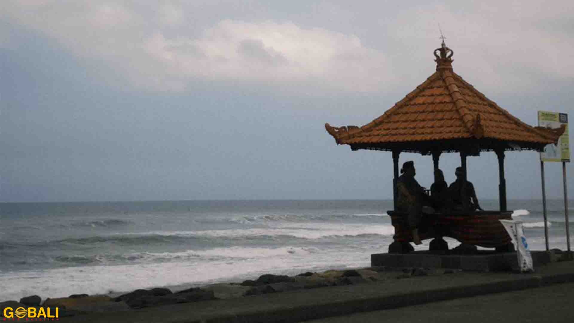 Pemandangan alami Pantai Pangkung Tibah saat matahari terbenam