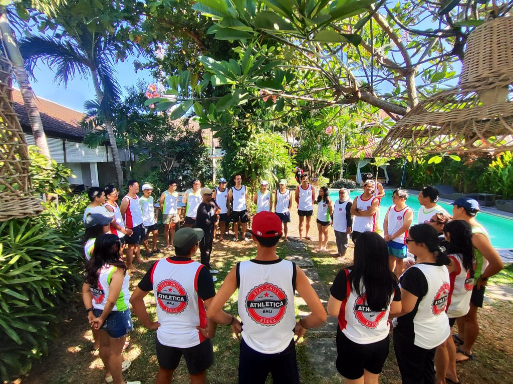 Outbound kelompok kecil 10–20 orang dengan aktivitas team building dan fun games