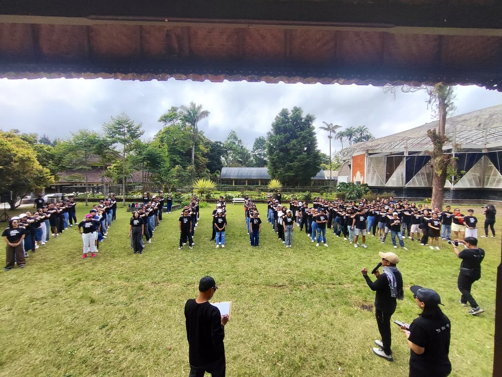 Peserta outbound 50–100 orang mengikuti permainan secara bergantian di beberapa pos