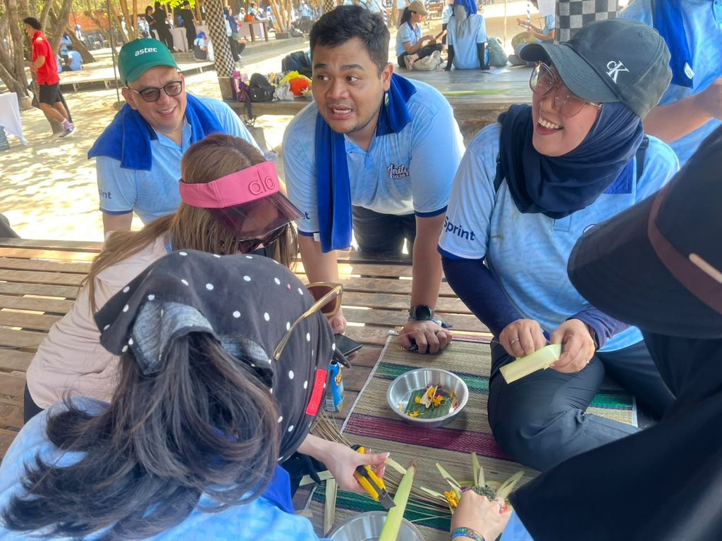 Aktivitas membuat canang Bali bersama peserta dalam kegiatan outbound