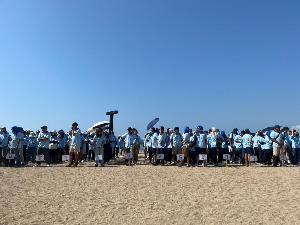 Kegiatan outbound 100–200 peserta dengan pembagian kelompok dan sistem rotasi permainan