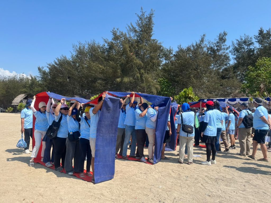 Permainan rolling karpet untuk melatih kekompakan dan koordinasi peserta outbound