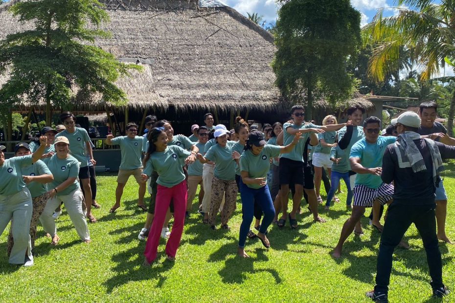 Alt text featured image: `5 permainan team building untuk melatih komunikasi dan kekompakan tim`