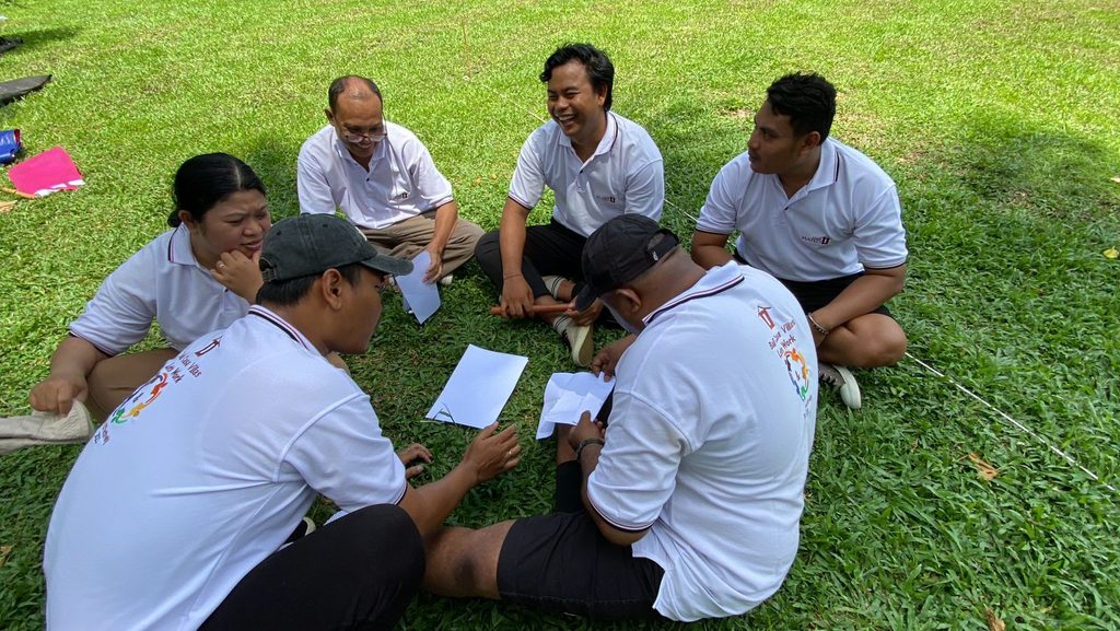 Permainan Standing Paper untuk melatih kreativitas dan pemecahan masalah tim